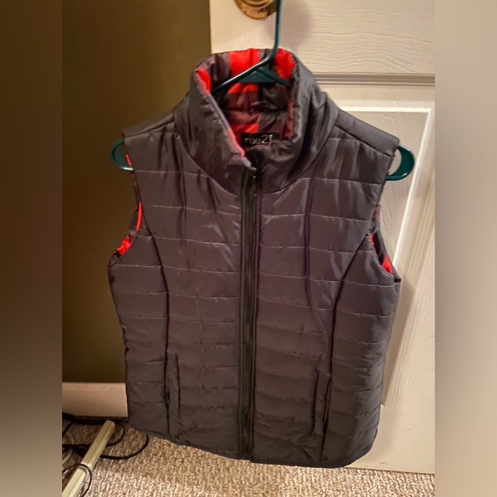 Reversible puffer vest